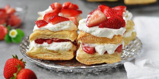 Слойки с клубникой