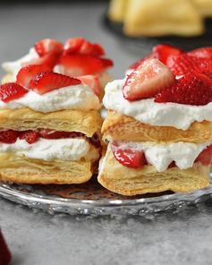 Слойки с клубникой