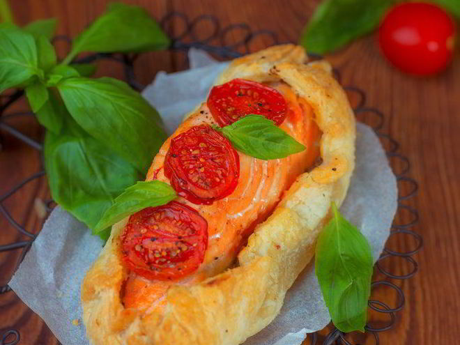 Рецепт слоек с лососем и помидорами черри