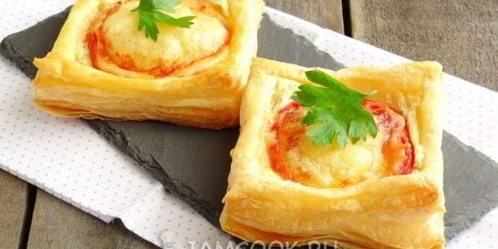 Слойки с сырно-томатной начинкой