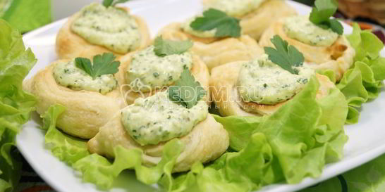 Слойки с сырной пастой