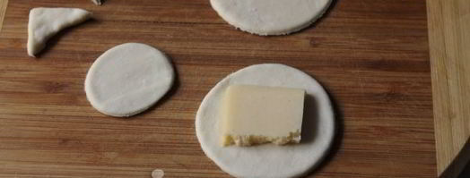 слойки с сыром из готового слоеного теста. Шаг 7