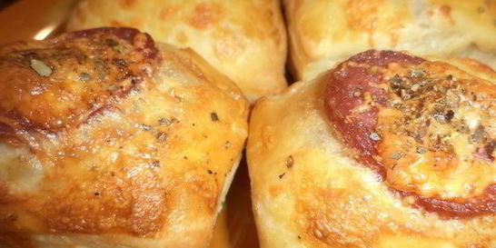 Слойки с сыровяленой колбаской и сыром