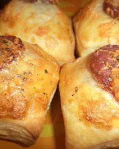 Слойки с сыровяленой колбаской и сыром