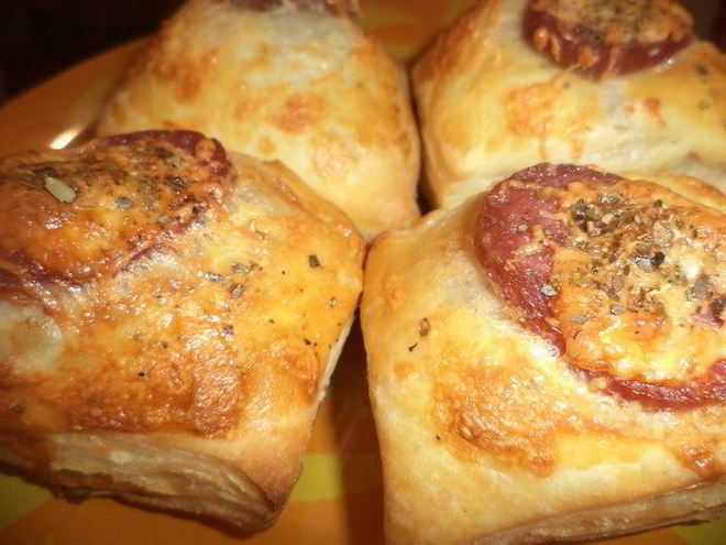 Рецепт слоек с сыровяленой колбаской и сыром