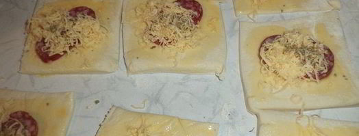 слойки с сыровяленой колбаской и сыром. Шаг 2