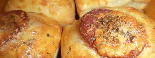 слойки с сыровяленой колбаской и сыром. Шаг 3