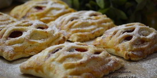 Слойки с творогом и клубникой