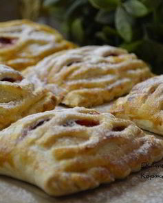 Слойки с творогом и клубникой