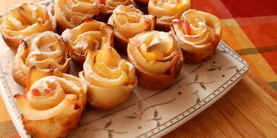 Слойки с яблоками в сахарной пудре