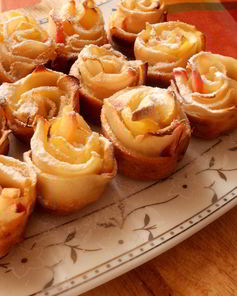 Слойки с яблоками в сахарной пудре