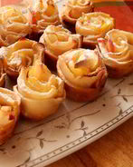 Слойки с яблоками в сахарной пудре