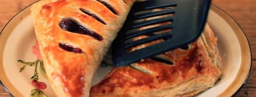 слойки со свежесваренным вареньем из слоеного теста. Шаг 11