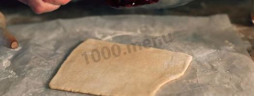 слойки со свежесваренным вареньем из слоеного теста. Шаг 6