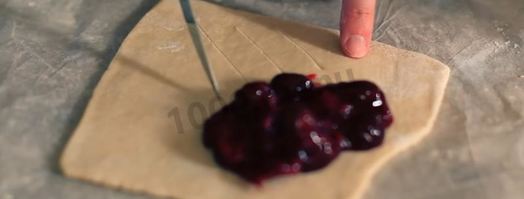 слойки со свежесваренным вареньем из слоеного теста. Шаг 7