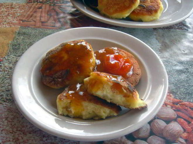 Рецепт кукурузных сырников с вяленой грушей