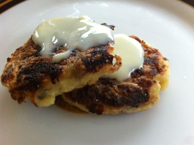 Рецепт легких сырников с бананами и сухофруктами