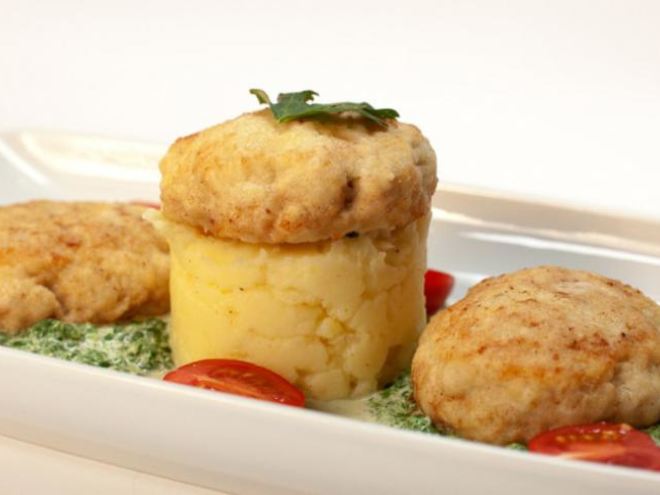 Рецепт мясных сырников с зеленой сметаной