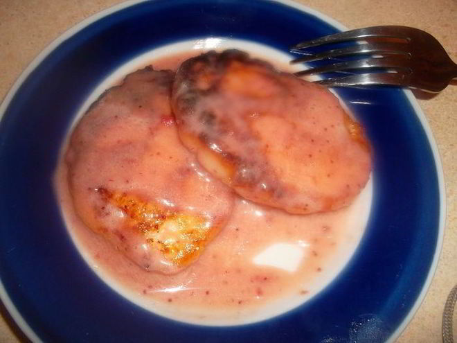 Рецепт нежнейших сырников с соусом клубника со сливками