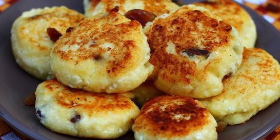 Сырники из творога с изюмом