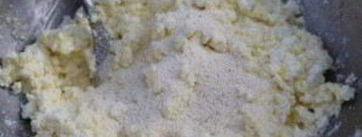 сырники из творога с изюмом. Шаг 3