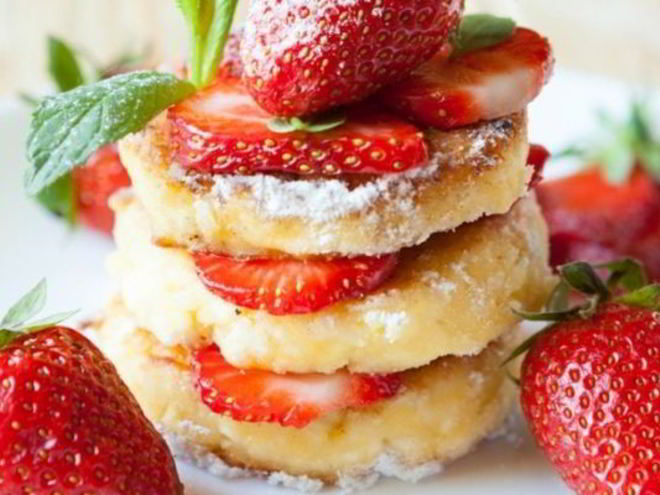 Рецепт сырников из творога с клубникой и сметанным соусом