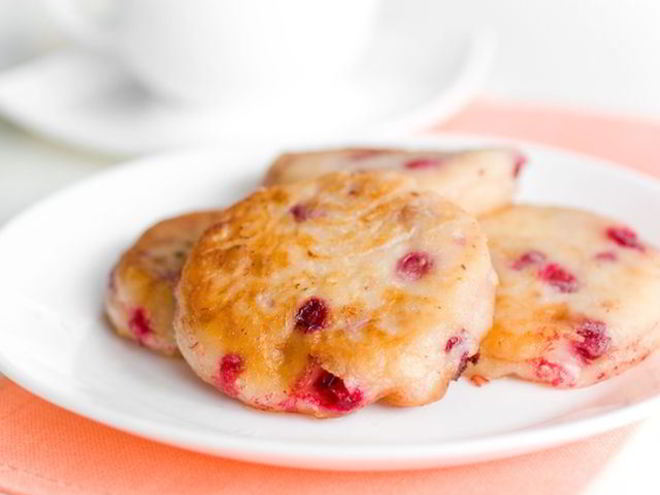 Рецепт сырников с бананом и клюквой