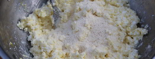 сырники с изюмом и манкой. Шаг 2