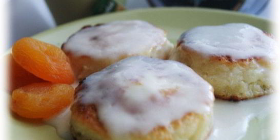 Сырники с курагой и сметанным кремом