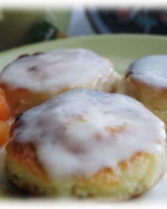 Сырники с курагой и сметанным кремом