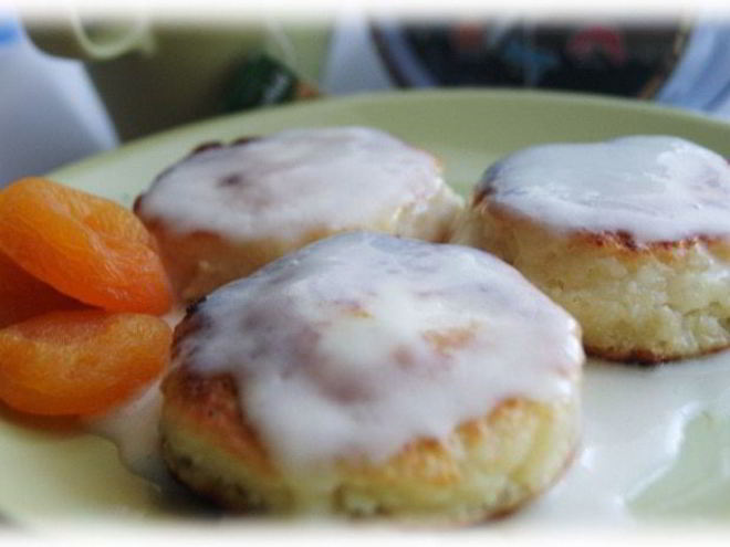 Рецепт сырников с курагой и сметанным кремом