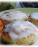 Сырники с курагой и сметанным кремом