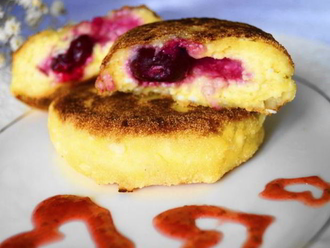 Рецепт сырников с медовыми вишнями