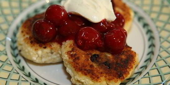 Сырники с вишневым соусом