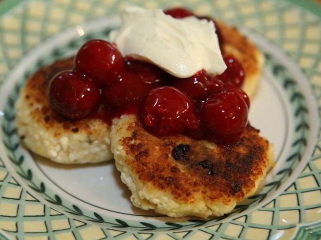Рецепт сырников с вишневым соусом