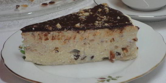 Творожник с орехами и изюмом