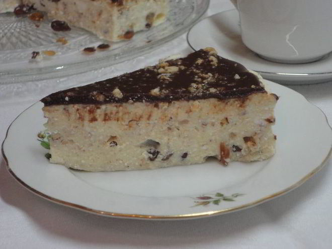 Рецепт творожника с орехами и изюмом