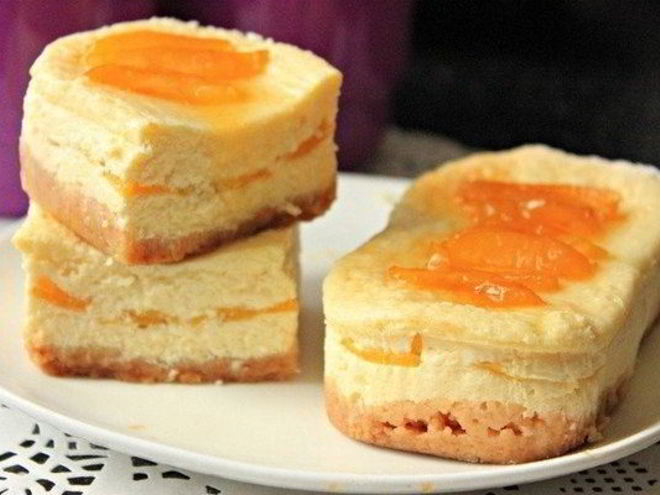 Рецепт творожников с персиками и кокосом