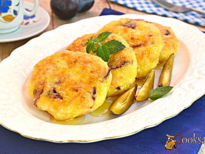 Рецепт творожных сырников с тыквой и сливами