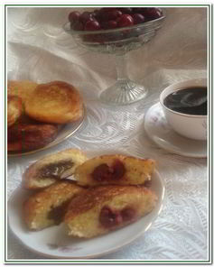 Ванильные сырники с шоколадом и вишней