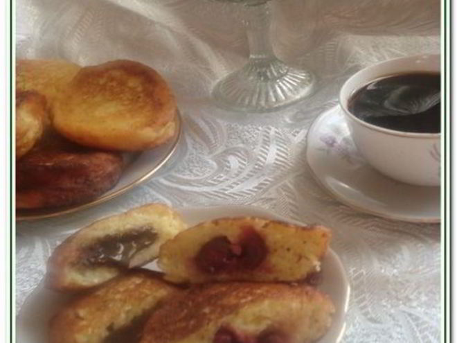 Рецепт ванильных сырников с шоколадом и вишней