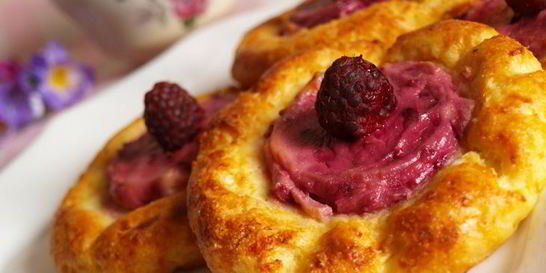 Запеченные сырники с ягодно-кремовой начинкой