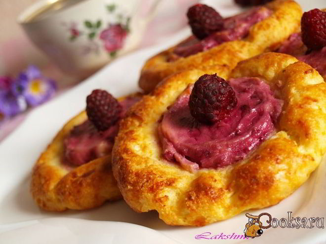 Рецепт запеченных сырников с ягодно-кремовой начинкой