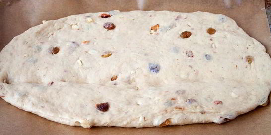 Дрожжевое тесто с орехами и цукатами для рулета