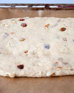 Дрожжевое тесто с орехами и цукатами для рулета