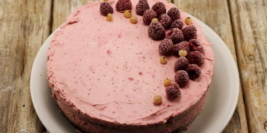 Бисквитный торт с малиной