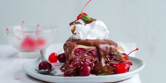 Блинный торт Пьяная вишня в шоколаде