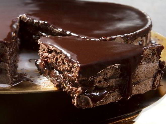 Рецепт идеального шоколадного торта в глазури к празднику