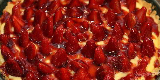 Клубничный торт с ванильным кремом