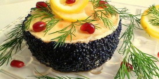 Мини-тортики из лимонныx блинов, зернистого творога и черной икры